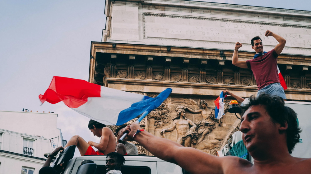 Le parasien feature 169